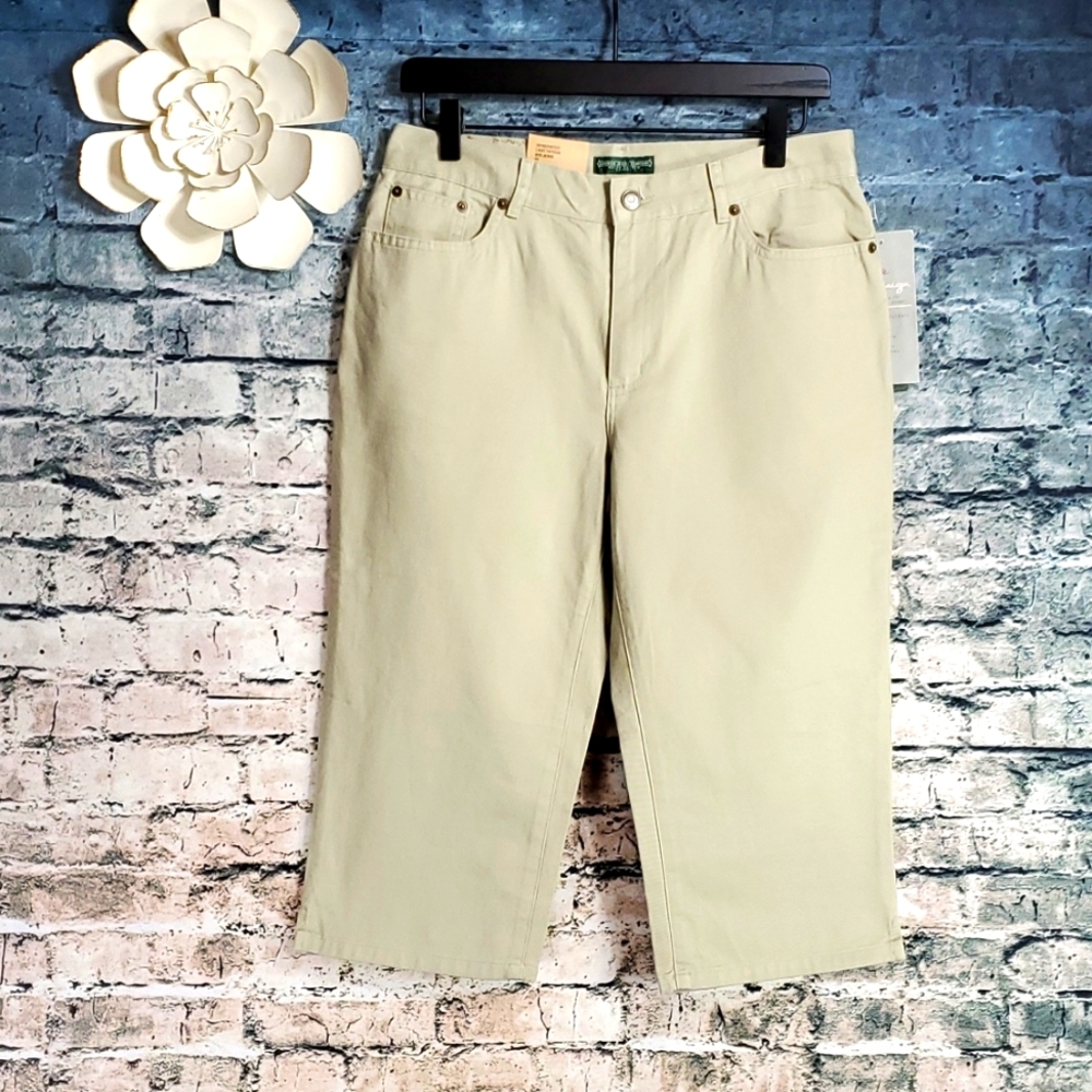 Lauren Jeans Company | Classic Mid-Calf Light Fatigue Green Chino Capri Pants